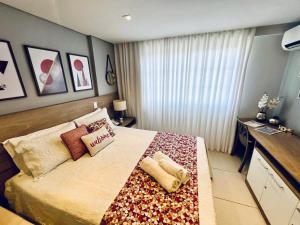 - une chambre avec un grand lit et des oreillers dans l'établissement Flat Completo Granja Brasil, à Petrópolis