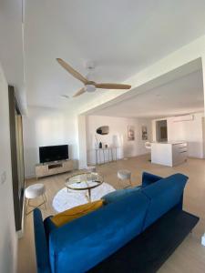 a living room with a blue couch and a table at ARENA & MAR in El Campello