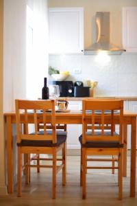 a kitchen with a wooden table and two chairs at Ferienwohnung für 2 Personen 1 Kind ca 40 qm in Ljubač bei Zadar, Dalmatien Norddalmatien in Ljubač