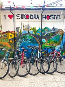 Un grupo de bicicletas estacionadas frente a un edificio. en Shkodra Hostel & Day Tours, en Shkodër