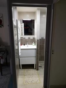 La salle de bains est pourvue d'un lavabo et d'un miroir. dans l'établissement La Cordonnerie, à Messeix