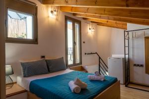 1 dormitorio con 1 cama con 2 toallas en Nefele Maisonette near Heraklion centre en Heraclión