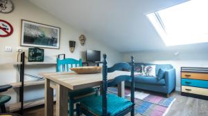 Posedenie v ubytovaní Estudio con piscina en A Guarda- Pontevedra