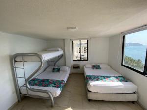 2 beliches num quarto com vista para o oceano em Apartamento Iroka 10D frente al mar em Santa Marta