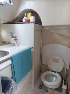 uma pequena casa de banho com WC e lavatório em Experiencia marina en Puerto Lindo em Puerto Lindo