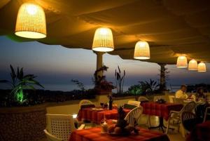 un restaurant avec des tables, des chaises et des lumières dans l'établissement Ferienwohnung für 5 Personen ca 65 qm in Forio, Kampanien Ischia, à Ischia