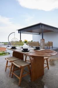 Restaurant o un lloc per menjar a Villa Ilhabela - 3 floor villa with amazing rooftop