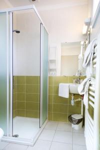 een badkamer met een douche en een wastafel bij Le Port de Decize in Decize