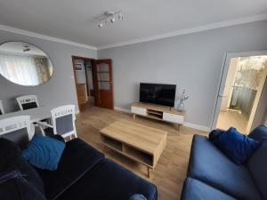 Televiisor ja/või meelelahutuskeskus majutusasutuses Apartament INA +6 fotot