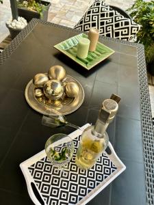 una mesa con una botella de vino y un plato de comida en Casa Vacanze Manzoni 29 en Cagliari