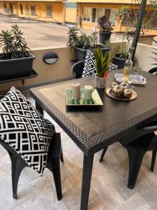 una mesa y sillas en un patio con plantas en Casa Vacanze Manzoni 29 en Cagliari