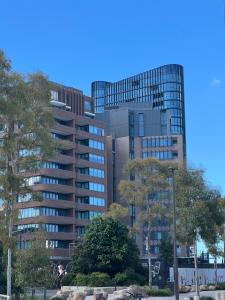ein hohes Gebäude mit Bäumen davor in der Unterkunft Luxury accommodation in Sydney