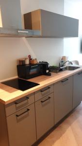 una cucina con lavandino e piano di lavoro di LuxeLiving-Studio F a Eindhoven