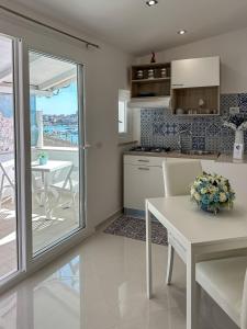 uma cozinha com uma mesa e vista para um pátio em La Perla Azzurra em Gaeta