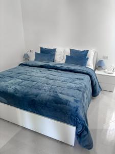 Cama ou camas em um quarto em La Perla Azzurra