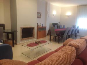 sala de estar con chimenea, mesa y sillas en Casa Laure y Mª José, en Arens de Lledó