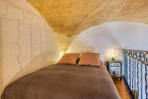 ein Schlafzimmer mit einem großen Bett in einem Zimmer in der Unterkunft La Chapelle du Miracle in Avignon