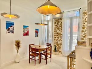 - une salle à manger avec une table et des chaises dans l'établissement Appartement type Méditerranéen, à Marseille