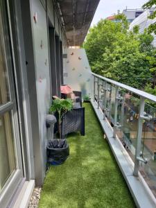 un balcone con erba verde e una pianta di Apartment In Birmingham New Street city centre is beautiful and comfortable a Birmingham