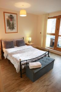 Un pat sau paturi într-o cameră la Apartment In Birmingham New Street city centre is beautiful and comfortable