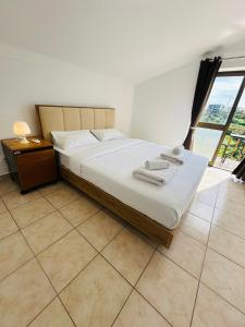 um quarto com uma cama com toalhas em Portimao Central Holiday Guesthouse em Portimão