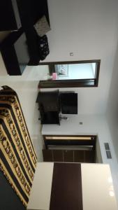 een kamer met een trap, een tv en een raam bij Mobilart in Oran