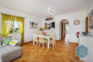 salon ze stołem i kanapą w obiekcie Quinta do Paiva 10A Dream Lodging w Albufeirze