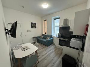 TV a/nebo společenská místnost v ubytování Carmen Sylva Studio flat Llandudno sea front F7