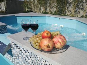 dois copos de vinho e um prato de frutas numa piscina em Ferienwohnung für 3 Personen ca 25 qm in Privlaka, Dalmatien Norddalmatien em Privlaka