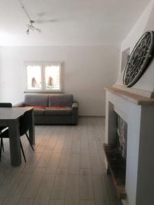 ein Wohnzimmer mit einem Sofa und einem Kamin in der Unterkunft Studio für 4 Personen ca 60 qm in Porto Torres, Sardinien Sassarese in Porto Torres