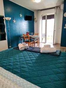 Cama grande en habitación con pared azul en Casa Alma del mar en Montesilvano