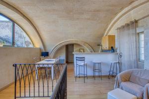 cocina y sala de estar con techo abovedado en La Chapelle du Miracle, en Aviñón