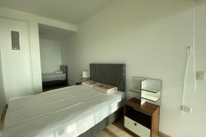 - une petite chambre avec un lit et une table de nuit dans l'établissement Departamento de playa frente al mar, à Cerro Azul