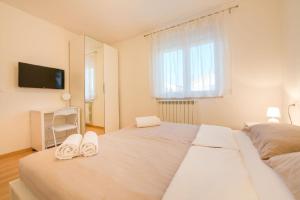 a bedroom with two beds with white towels on them at Ferienwohnung für 5 Personen ca 75 qm in Pula-Fondole, Istrien Istrische Riviera in Veli Vrh