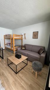 een woonkamer met een bank en een salontafel bij Studio la Mongie Tourmalet 2 étoiles in Bagnères-de-Bigorre