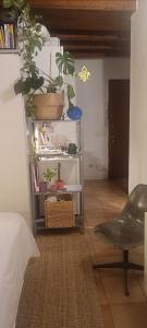 ミラノにあるTortona Design Navigli Milanの植物棚と椅子付きの部屋