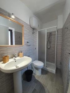 y baño con lavabo, aseo y ducha. en Casa Dina - Fondi Vertice Rooms en Fondi