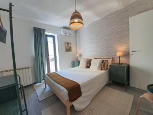 1 dormitorio con cama grande y ventana grande en Casa Dina - Fondi Vertice Rooms en Fondi