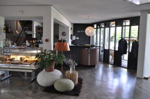 une salle avec un magasin avec une table et un comptoir dans l'établissement Droste's Herberg, à Tubbergen