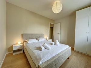 a bedroom with a large bed with white sheets and pillows at Le Ruffa in Bohars