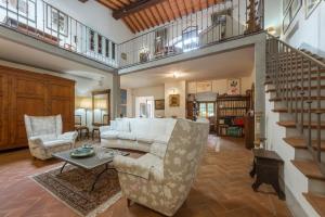 sala de estar con sofá y sillas y escalera en Ferienwohnung für 5 Personen ca 150 qm in Florenz, Toskana Provinz Florenz, en Florencia