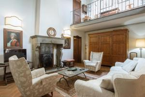 sala de estar con sofá, sillas y chimenea en Ferienwohnung für 5 Personen ca 150 qm in Florenz, Toskana Provinz Florenz, en Florencia
