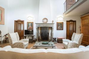 sala de estar con chimenea, sillas y mesa en Ferienwohnung für 5 Personen ca 150 qm in Florenz, Toskana Provinz Florenz, en Florencia