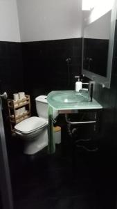 BeauTour في شقبان: حمام مع مرحاض ومغسلة خضراء
