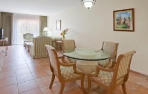 - une salle à manger avec une table et des chaises dans l'établissement Holiday Inn Ciudad Del Carmen, an IHG Hotel, à Ciudad del Carmen
