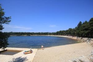 KarpinjanFerienwohnung für 4 Personen ca 45 m in Novigrad, Adriaküste Kroatien Westküste von Istrien的船上的人