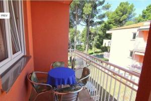 KarpinjanFerienwohnung für 4 Personen ca 45 m in Novigrad, Adriaküste Kroatien Westküste von Istrien的阳台配有桌椅和窗户