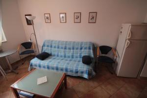 KarpinjanFerienwohnung für 4 Personen ca 45 m in Novigrad, Adriaküste Kroatien Westküste von Istrien的客厅里有一张沙发和一张桌子。