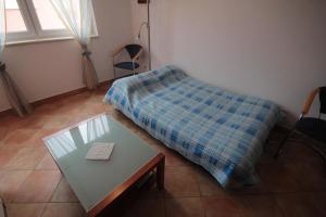 KarpinjanFerienwohnung für 4 Personen ca 45 m in Novigrad, Adriaküste Kroatien Westküste von Istrien的带床和桌子的客厅 更多5张照片
