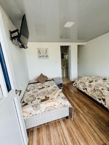 1 dormitorio con 2 camas y TV de pantalla plana en On time view, en Providencia